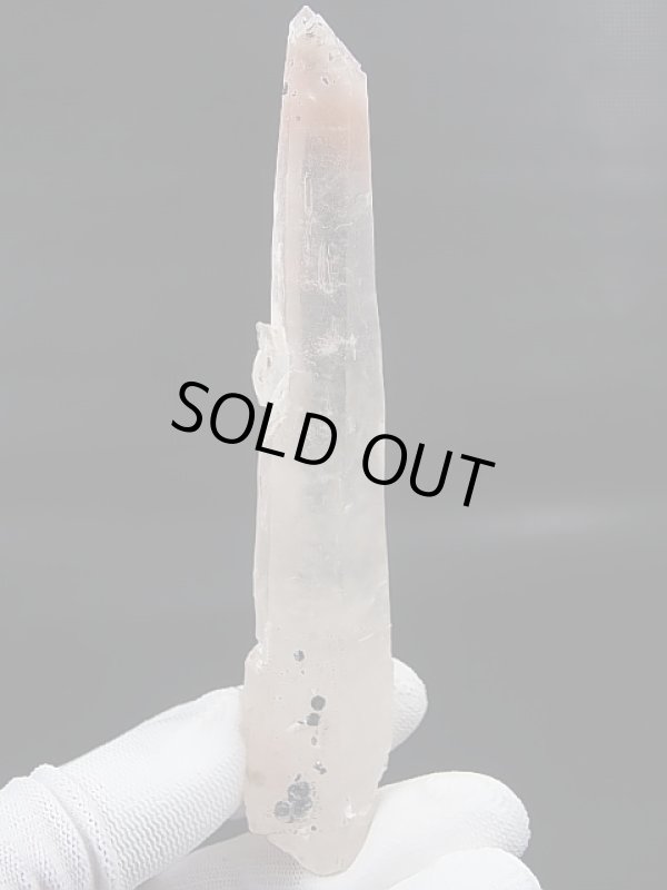 画像1: キャビネットサイズ：内モンゴル産アイアンローズ付きピンク水晶（レーザー型） 81.1g