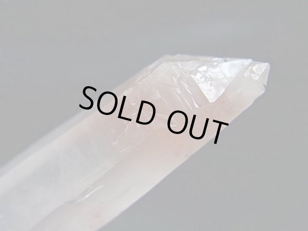 画像2: キャビネットサイズ：内モンゴル産アイアンローズ付きピンク水晶（レーザー型） 81.1g