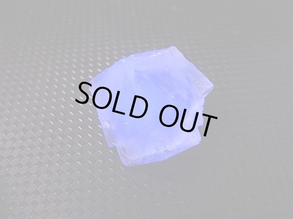 画像2: ヤオガンシャン産ブルー/カラーレス・ゾーニングフローライト原石 5.6g