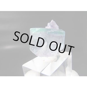 画像: ヤオガンシャン産グリーン/カラーレス/パープル・ゾーニングフローライト原石 13.3g