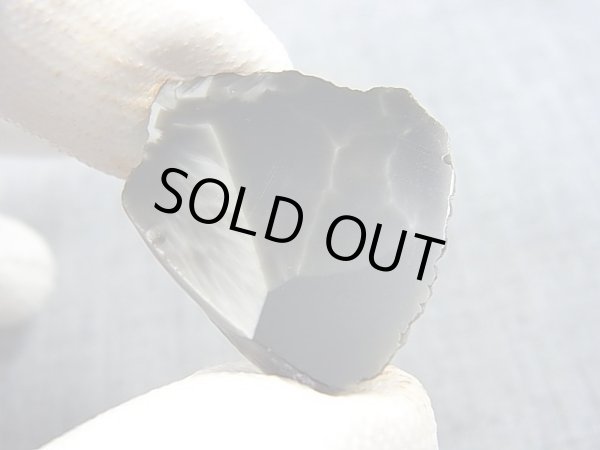 画像2: ヴィクトリアストーン（飯盛ラボストーンIL-stone）レアカラー：ブラック原石（片面研磨） 26.5カラット