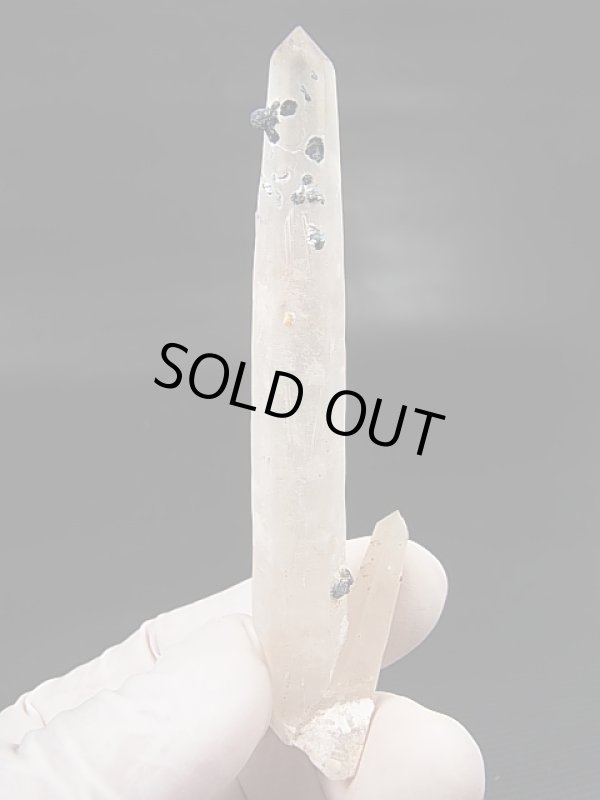 画像1: 内モンゴル産アイアンローズ付きピンク水晶（レーザー型/連晶） 20.8g