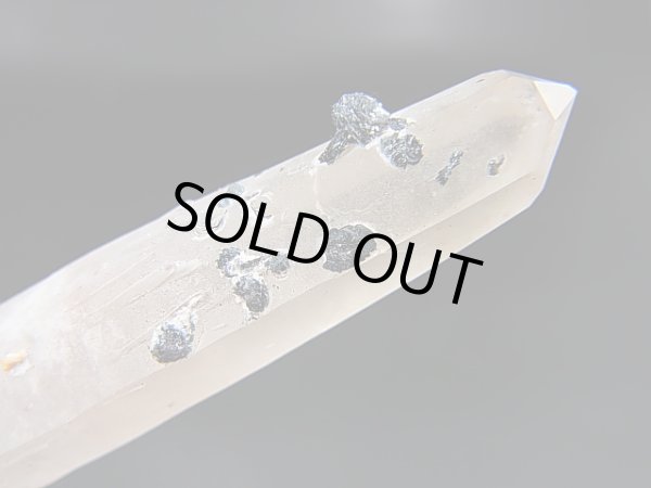 画像2: 内モンゴル産アイアンローズ付きピンク水晶（レーザー型/連晶） 20.8g