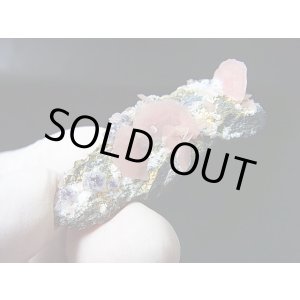 画像: 広西チワン族自治区産ロードクロサイト(カルサイト仮晶/パイライト・水晶・フローライト付き) 8.4g