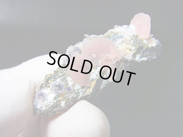 画像1: 広西チワン族自治区産ロードクロサイト（カルサイト仮晶/パイライト・水晶・フローライト付き） 8.4g