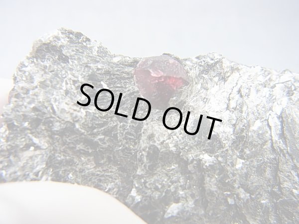 画像2: スウェーデン・ダーラナ産ガーネット原石 80.2g