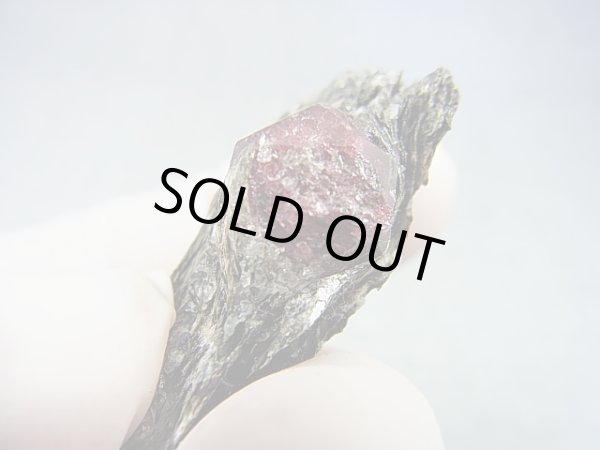 画像2: スウェーデン・ダーラナ産ガーネット原石 17.1g