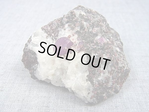 画像1: ロシア・コラ半島産コランダム（ルビー）＆ジルコン原石 158.5g