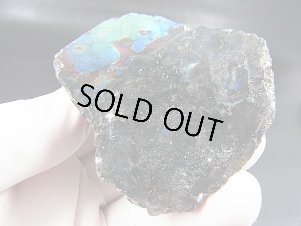 画像1: フィンランド・ユレマー産スペクトロライト（ブルーマトリクス＆ヴィオラ）原石ブロック（1面研磨） 113.4g