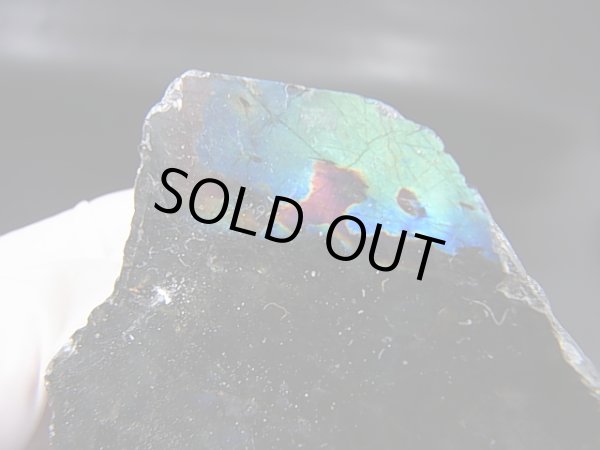 画像2: フィンランド・ユレマー産スペクトロライト（ブルーマトリクス＆ヴィオラ）原石ブロック（1面研磨） 113.4g