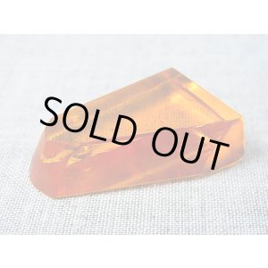 画像: 飯盛ラボストーン（IL-stone）「レアカラー：トパーズカラー」（蛍光性あり）ガラス原石 67.5カラット