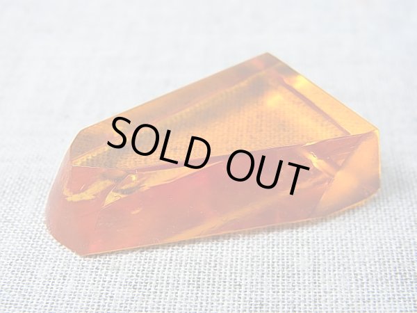 画像1: 飯盛ラボストーン（IL-stone）「レアカラー：トパーズカラー」（蛍光性あり）ガラス原石 67.5カラット