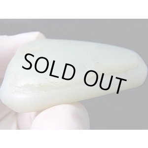 画像: 和田玉(ホータンぎょく)「無着色/グリーン(アクチノライト入り)」原石 56.0g