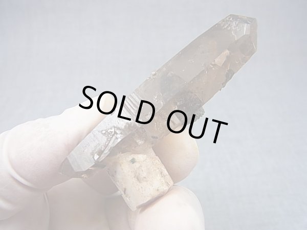 画像2: マラウイ・ムランジェ産スモーキー水晶原石（ＤＴ/エジリン＆長石貫入り） 23.5g