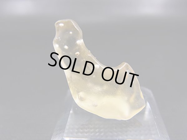 画像1: ジュエリー品質：リビアングラス原石（クリストバライト入り） 2.3g