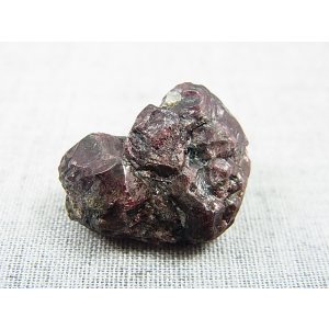 画像: フィンランド・ヘルシンキ産アルマンディンガーネット4連双晶原石 10.9g