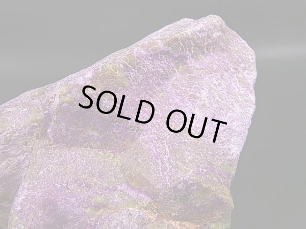 画像2: キャビネットサイズ：南アフリカ・チュワニン鉱山産ピンクスギライト原石 448.3g