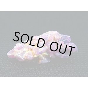 画像: ベトナムLuc Yen産シルキーサファイア原石(犬牙型/バイカラー)クラスター 26.2カラット