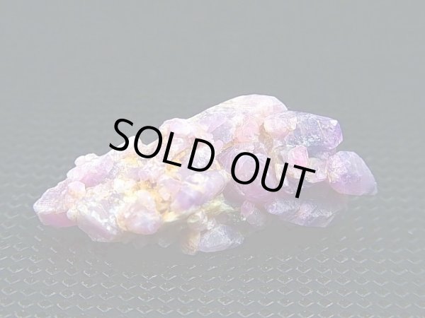 画像1: ベトナムLuc Yen産シルキーサファイア原石（犬牙型/バイカラー）クラスター 26.2カラット