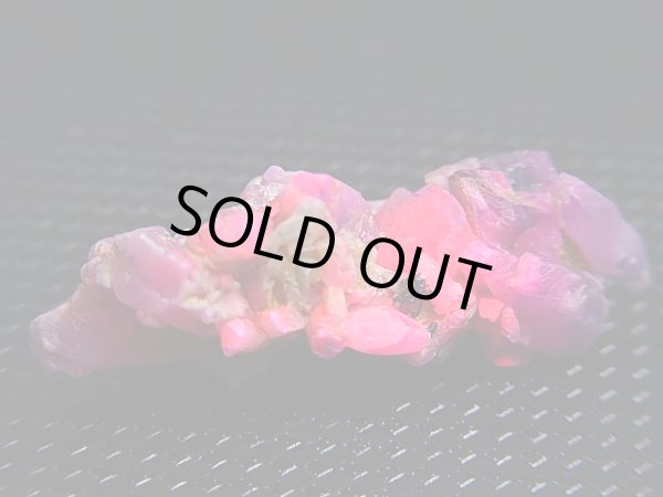 画像2: ベトナムLuc Yen産シルキーサファイア原石（犬牙型/バイカラー）クラスター 26.2カラット