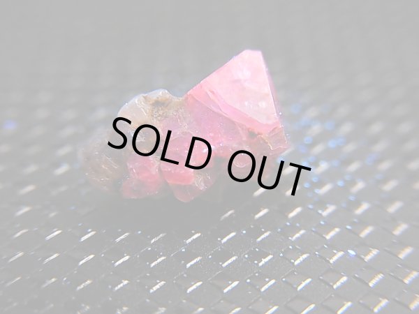 画像2: ベトナムLuc Yen産コバルトスピネル原石八面体結晶（蛍光/カラーチェンジ） 2.7カラット