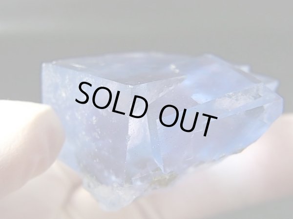 画像1: ヤオガンシャン産ラグーンブルーフローライト原石 64.0g