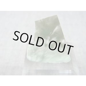 画像: ヴィクトリアストーン（飯盛ラボストーンIL-stone）レアカラー：グリーンシルバー原石 22.2カラット