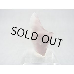 画像: ヴィクトリアストーン（飯盛ラボストーンIL-stone）ピンク原石（イエロー蛍光） 13.6カラット