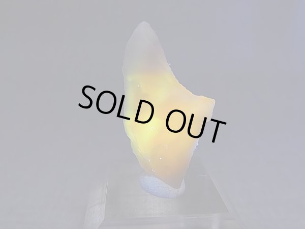 画像2: ヴィクトリアストーン（飯盛ラボストーンIL-stone）ピンク原石（イエロー蛍光） 13.6カラット