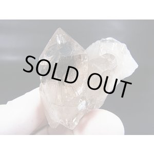 画像: インド・マニハール産ウォータークリアライトスモーキー水晶(連勝/ゴールド&コッパールチル入り) 44.7g