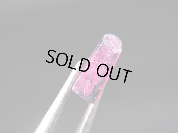 画像1: タンザニア・ウィンザー産レッドピンクサファイア原石（バイカラー） 0.7カラット