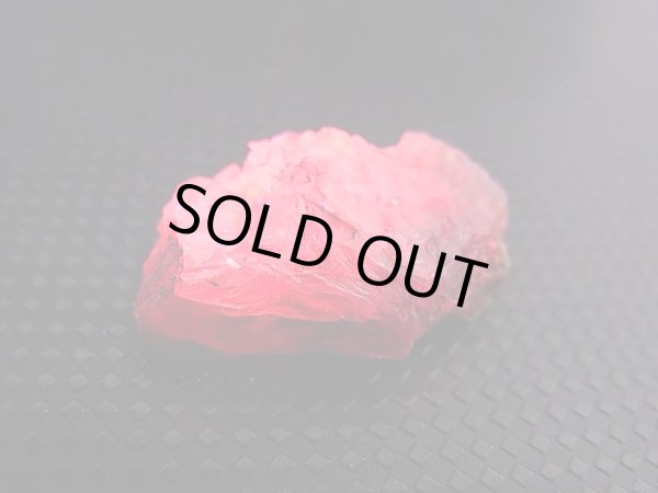 画像2: タンザニア・マヘンゲ産ホットピンクスピネル原石 18.5カラット