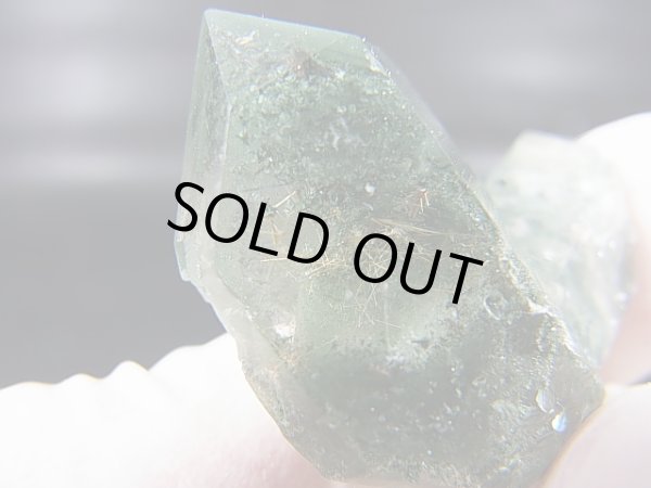 画像2: インド・マニハール産クリア水晶（連晶/ゴールドルチル＆クローライト入り） 14.3g