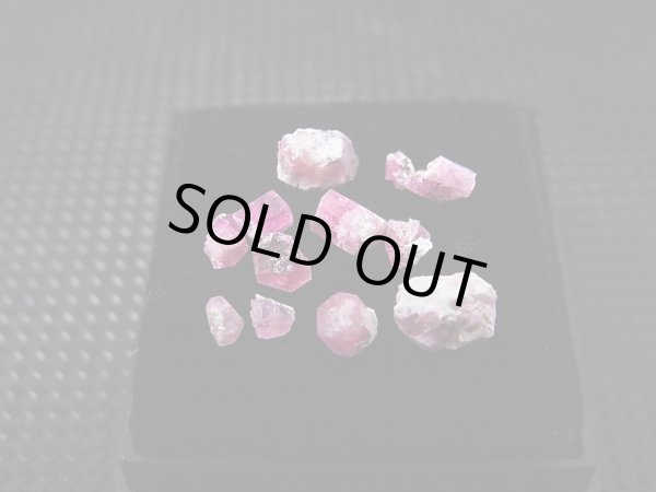 画像1: ユタ州ワーワー鉱山産レッドベリル結晶原石 12点セット トータル 2.0カラット