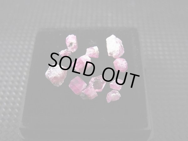 画像2: ユタ州ワーワー鉱山産レッドベリル結晶原石 12点セット トータル 2.0カラット