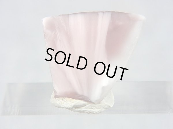 画像1: ヴィクトリアストーン（飯盛ラボストーンIL-stone）ピンク原石（蛍光） 8.4カラット