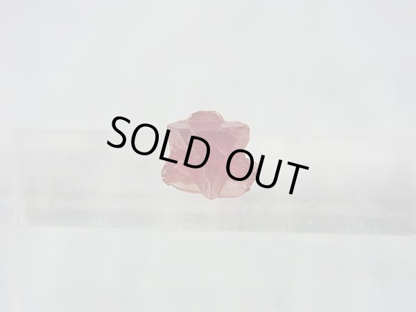 画像1: ミャンマー・モゴック産レッドスピネル双晶原石「ダビデの星」 0.8カラット