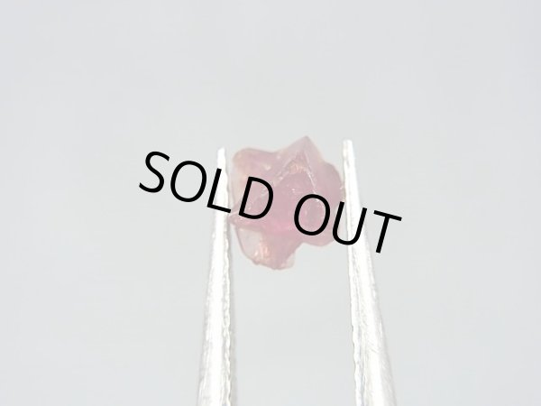 画像2: ミャンマー・モゴック産レッドスピネル双晶原石「ダビデの星」 0.8カラット