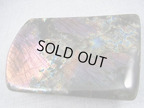 画像2: キャビネットサイズ：マダガスカル産ラブラドライト研磨原石（パープルピンク＆ブルーマトリクス） 1,997g
