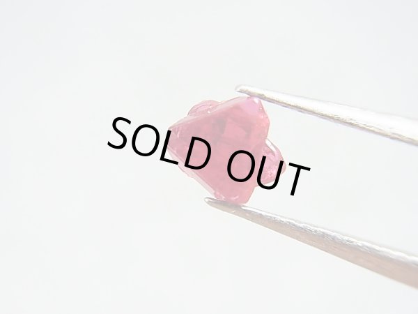 画像1: ミャンマー・モゴック産レッドスピネル双晶原石「ダビデの星」 0.9カラット