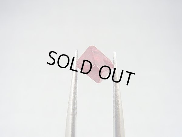 画像1: ミャンマー・モゴック産宝石質レッドスピネル結晶（八面体） 1.5カラット