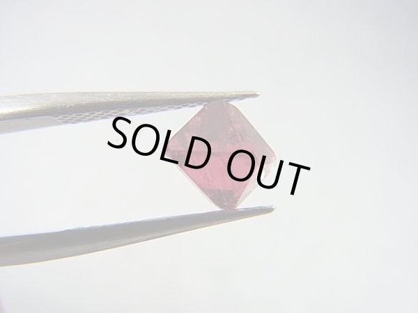 画像2: ミャンマー・モゴック産宝石質レッドスピネル結晶（八面体） 1.5カラット