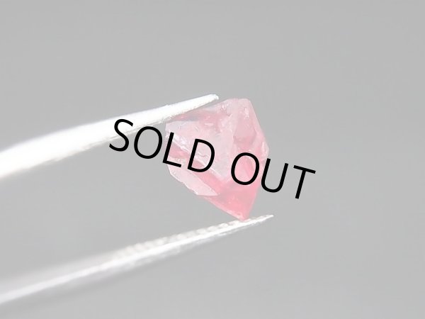 画像1: ミャンマー・モゴック産宝石質レッドスピネル結晶（双晶） 1.8カラット