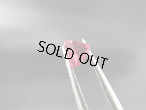 画像1: ミャンマー・モゴック産宝石質レッドスピネル結晶（双晶） 0.6カラット