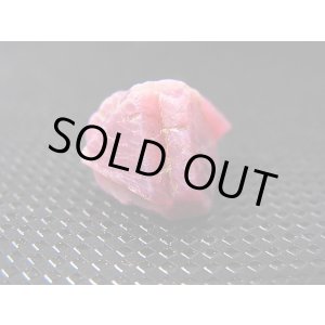 画像: ベトナムLuc Yen産ルビー結晶原石(△成長丘付き) 14.5カラット