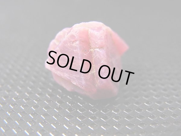 画像1: ベトナムLuc Yen産ルビー結晶原石（△成長丘付き） 14.5カラット