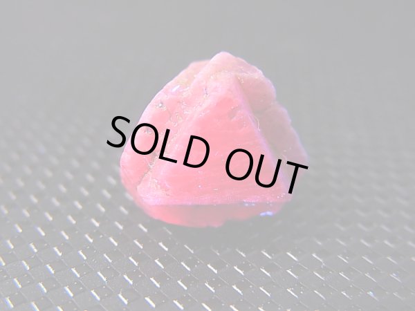 画像2: ベトナムLuc Yen産ルビー結晶原石（△成長丘付き） 14.5カラット