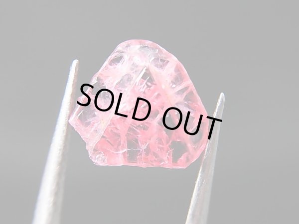 画像1: ベトナムLuc Yen産レッドスピネル結晶（△成長丘付き/双晶） 2.5カラット