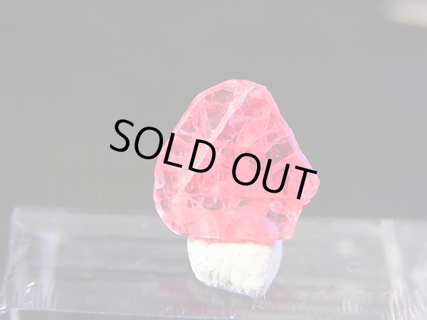 画像2: ベトナムLuc Yen産レッドスピネル結晶（△成長丘付き/双晶） 2.5カラット