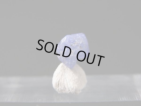 画像1: ベトナムLuc Yen産コバルトスピネル原石結晶（蛍光/カラーチェンジ） 0.8カラット